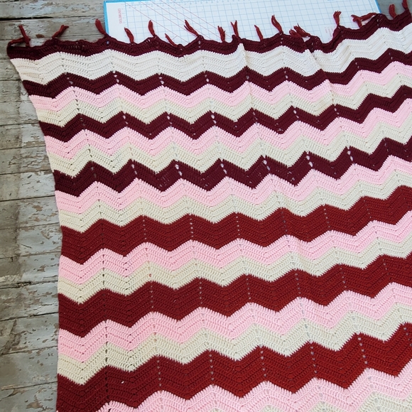 Chevron Zig Zag Crochet Afghan Blanket Throw Pink Red 65"x56" Handmade Vintage - Picture 8 of 12